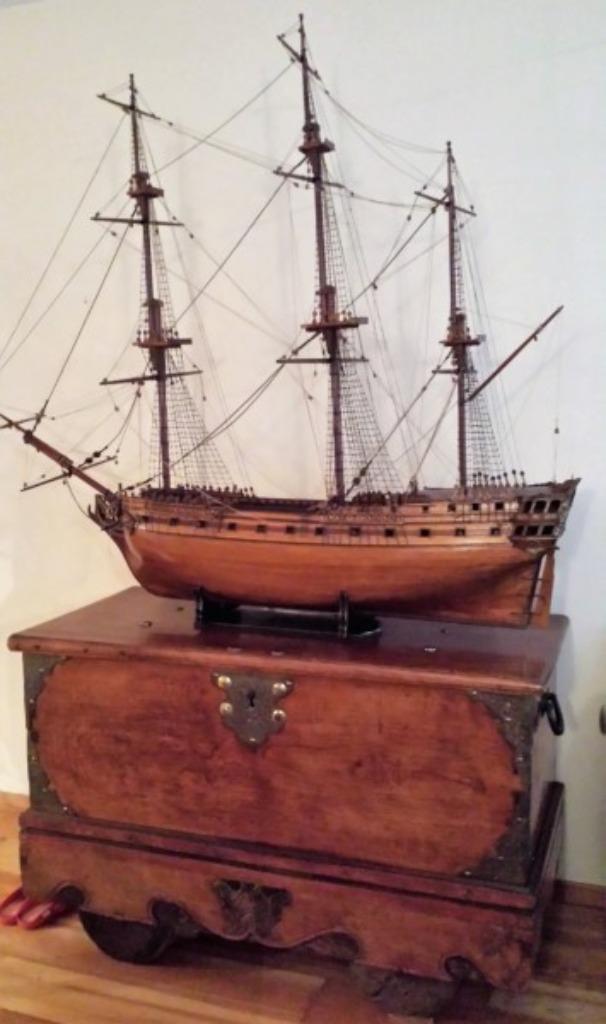 bateau en bois sur valise, Enlèvement
