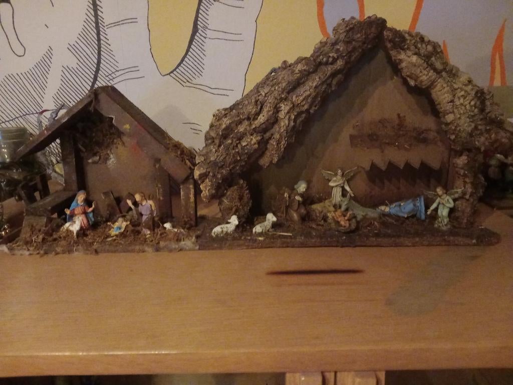 2 kerststallen groot en klein met figuren, Ophalen of Verzenden, Gebruikt