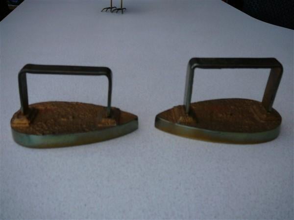 2 oude strijkijzers verguld, Ophalen of Verzenden, Koper
