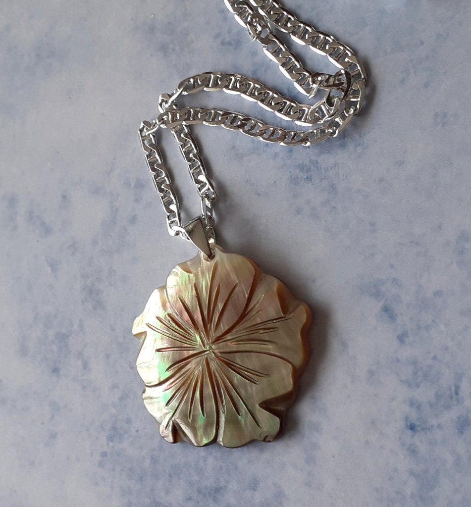 Ketting met hanger vintage bloem in parelmoer, Handtassen en Accessoires, Kettingen, Nieuw, Ophalen of Verzenden, Steen of Mineraal