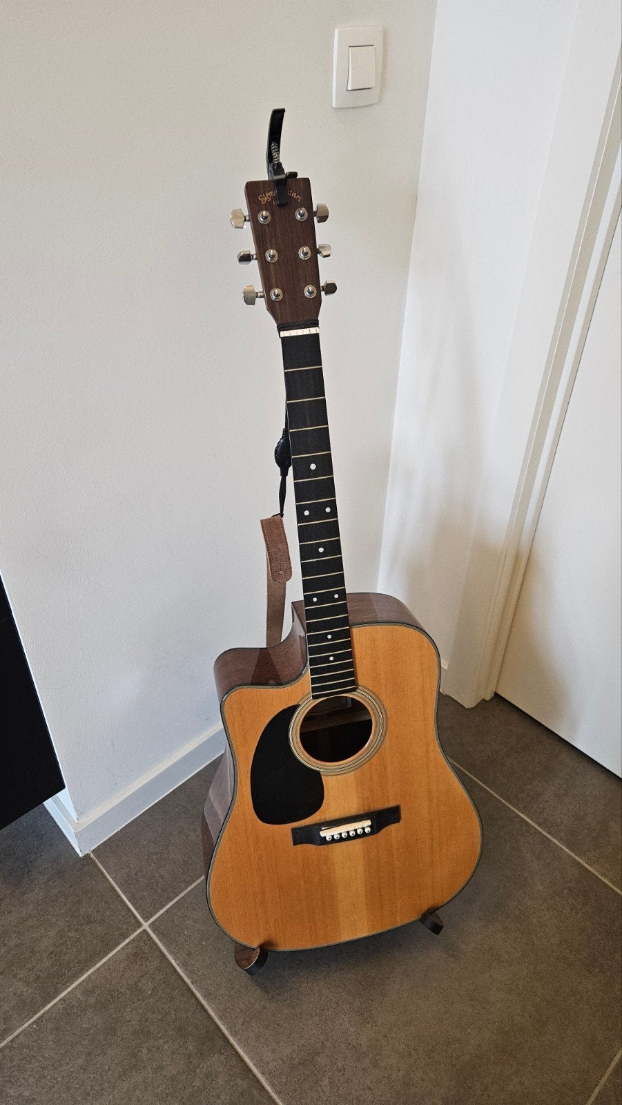 guitares Sigma - guitare acoustique avec capo + support + co, Musique & Instruments, Instruments à corde | Guitares | Acoustiques
