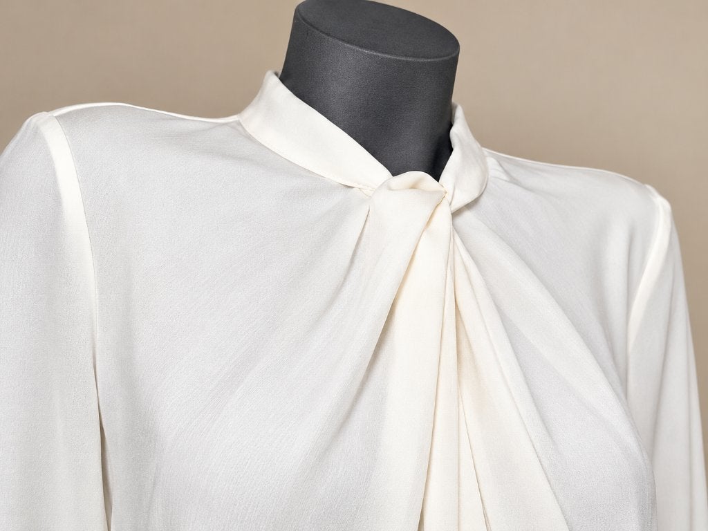 Marc Cain luxe blouse maat 38 – Crème – Elegante strikkraag, Maat 38/40 (M), Wit, Ophalen of Verzenden, Zo goed als nieuw