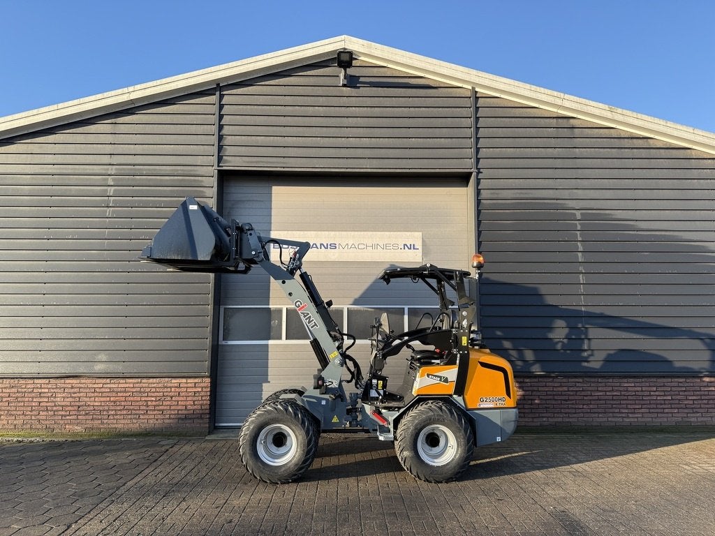 Giant G2500 X-TRA HD minishovel / kniklader NIEUW, Tobroco, Info@tobroco.nl, Sprendlingenstraat 57
5061 KM  Oisterwijk, NL, Chargeuse sur pneus ou Chouleur