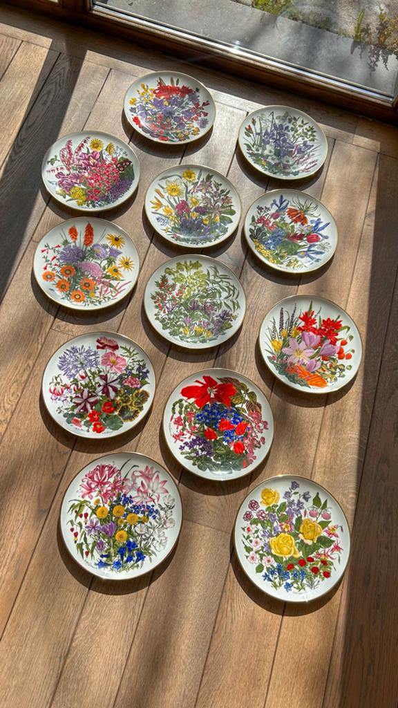 Assiettes porcelaine Franklin, coll. TRHS, fleurs de l'année, Antiquités & Art, Enlèvement