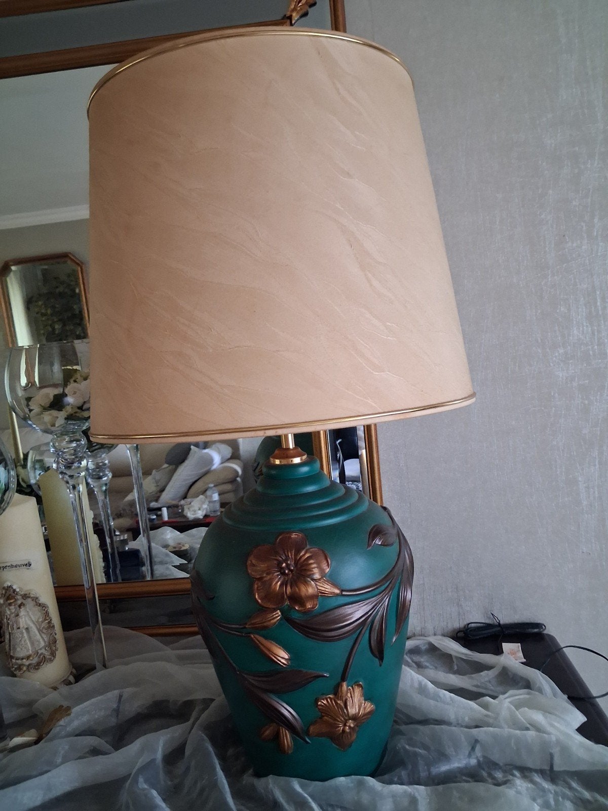 lampe de table verte avec fleurs décoratives dorées, Maison & Meubles, Vert, Éclairage LED, Comme neuf, Céramique