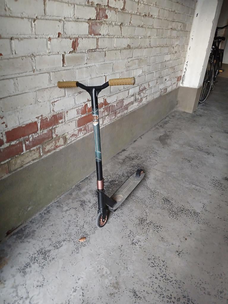Kinderstuntstep zwart met bruin in goeie staat!, Fietsen en Brommers, Steps, Ophalen, Gebruikt, Overige typen, Overige merken