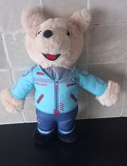 Handpop Ambulance beer 38 cm, Enlèvement ou Envoi, Comme neuf, Ours, Lavable