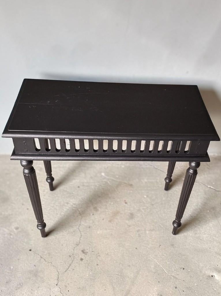 Zwarte sidetable, haltafel met sierlijke poten., 25 à 50 cm, Landelijk, brocante, empire, klassiek, barok, baroque, 50 à 100 cm