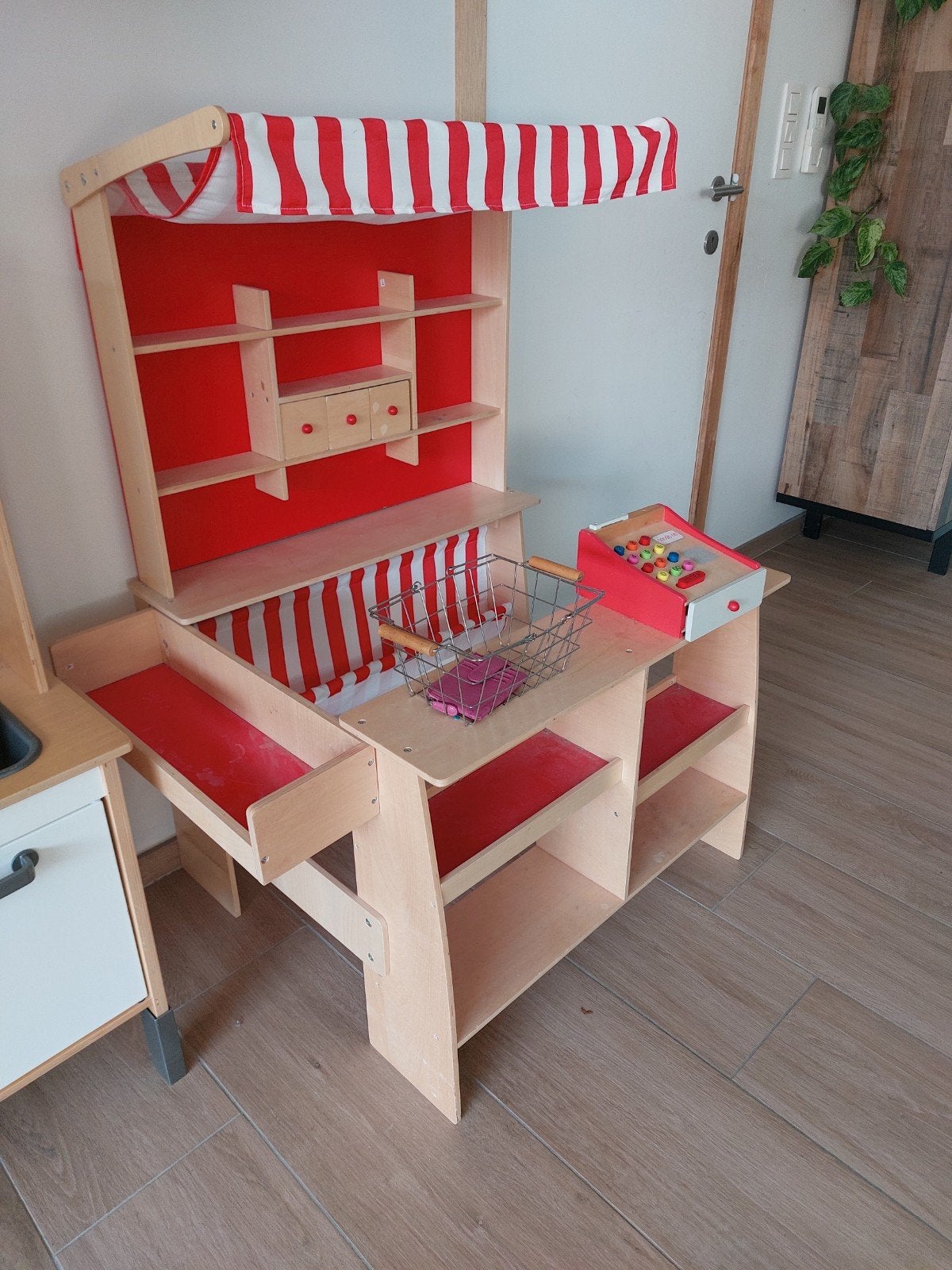 Speelgoedwinkel uit hout, Ophalen, Hout