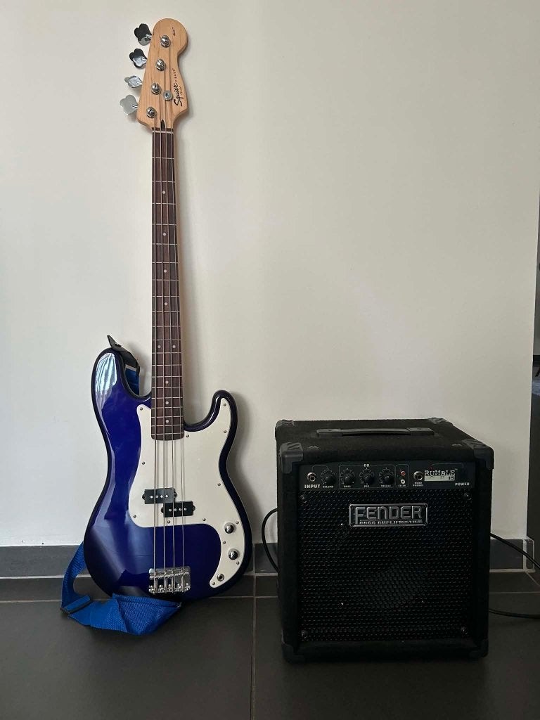 Blauwe Squier Fender basgitaar + versterker, Muziek en Instrumenten, Snaarinstrumenten | Gitaren | Bas, Ophalen, Zo goed als nieuw