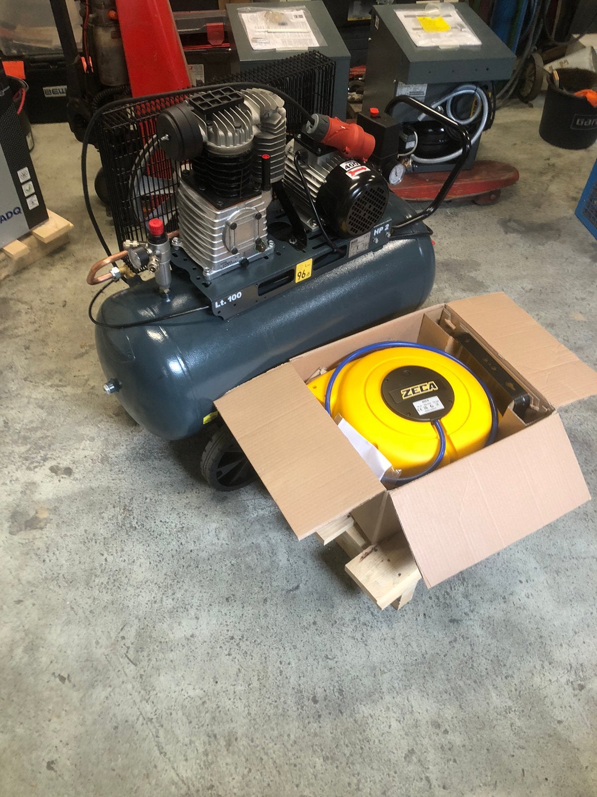 Compressor mobiel 380 V luchttank 100L bouwjaar 2025, Ophalen, Nieuw, Mobiel