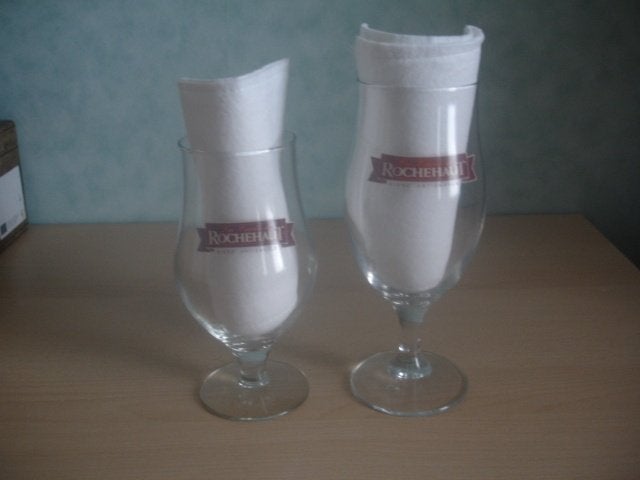 2 bierglazen Rochehaut, 33cl, verschillend voor € 1,50, Verzamelen, Ophalen of Verzenden, Gebruikt, Glas of Glazen, Overige merken