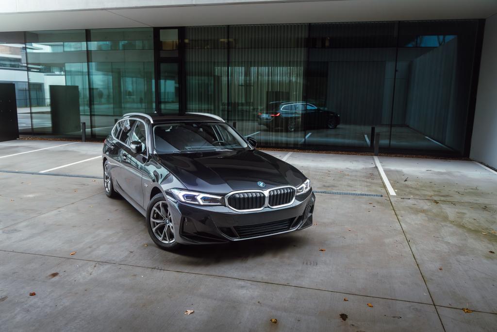 BMW 320e - 12 maand garantie, Auto's, BMW, Automaat, Adaptive Cruise Control, Achterwielaandrijving, Zwart