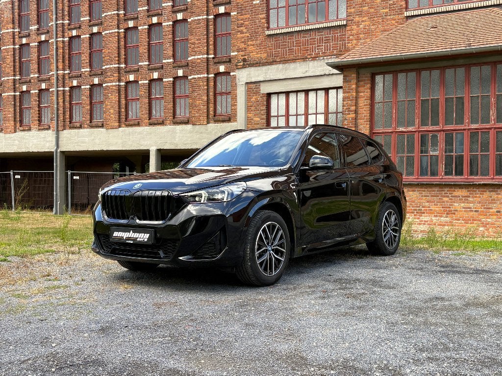 BMW X1 25e Mpack   Vrijheid, sportiviteit en puur comfort, Auto's, Dealer onderhouden, 19 g/km, Zwart, 5 zetels