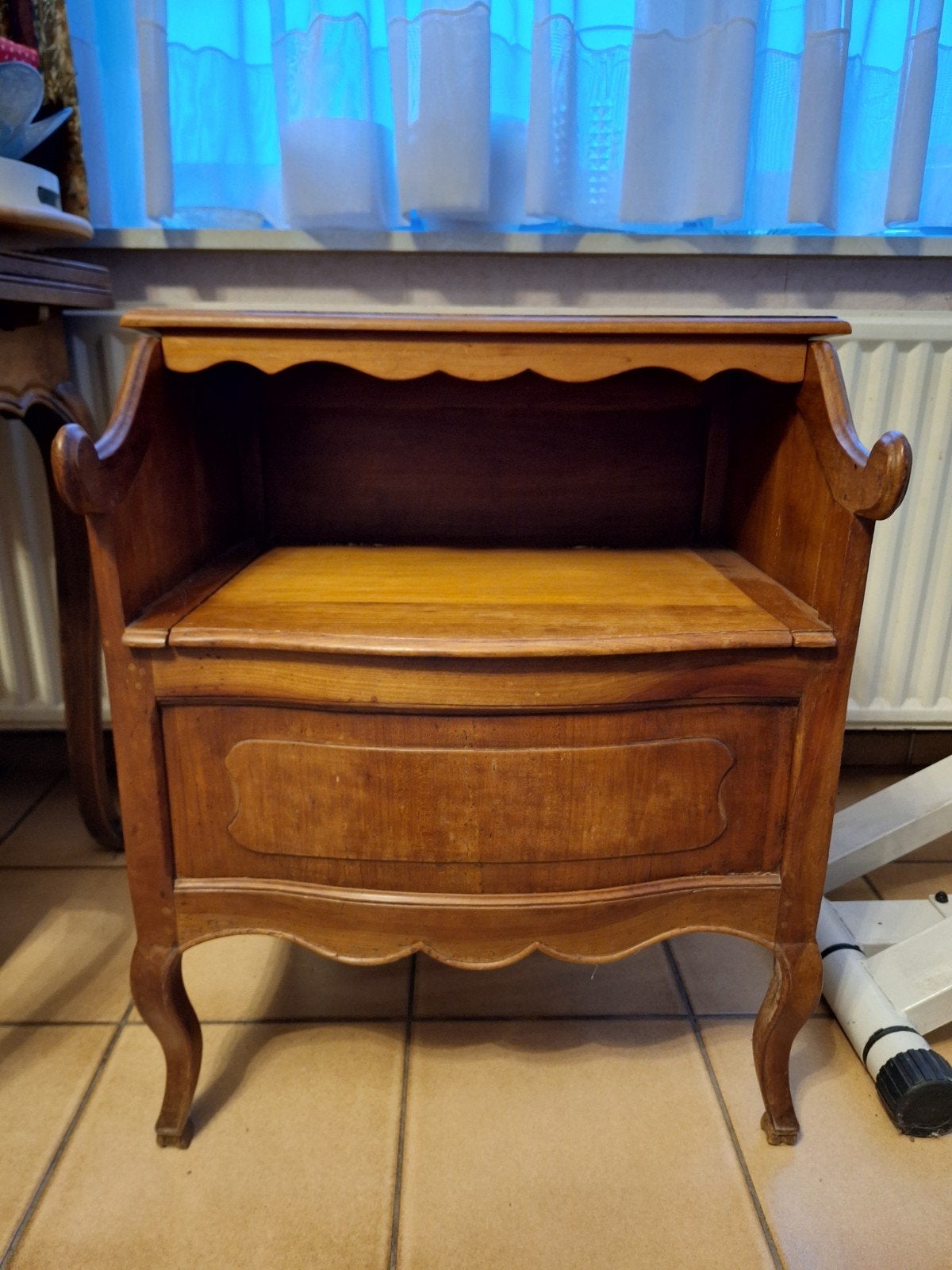 Vintage houten krantenbak / opbergkastje, Ophalen