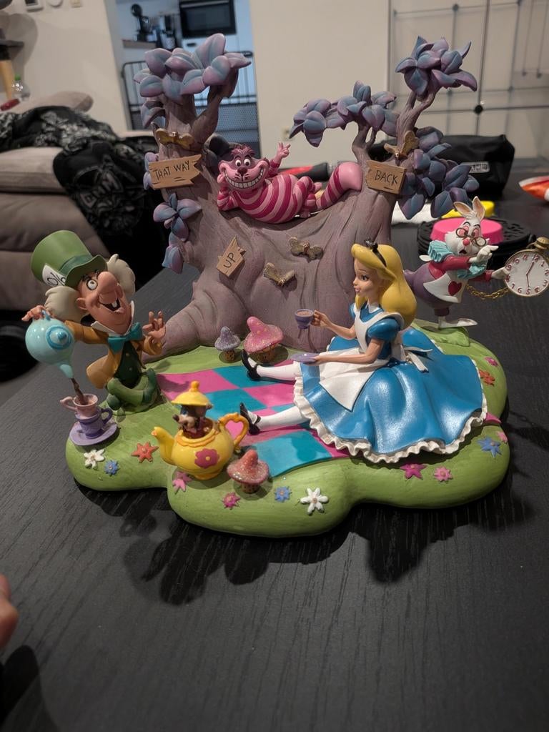 Alice in wonderland beeld, Ophalen