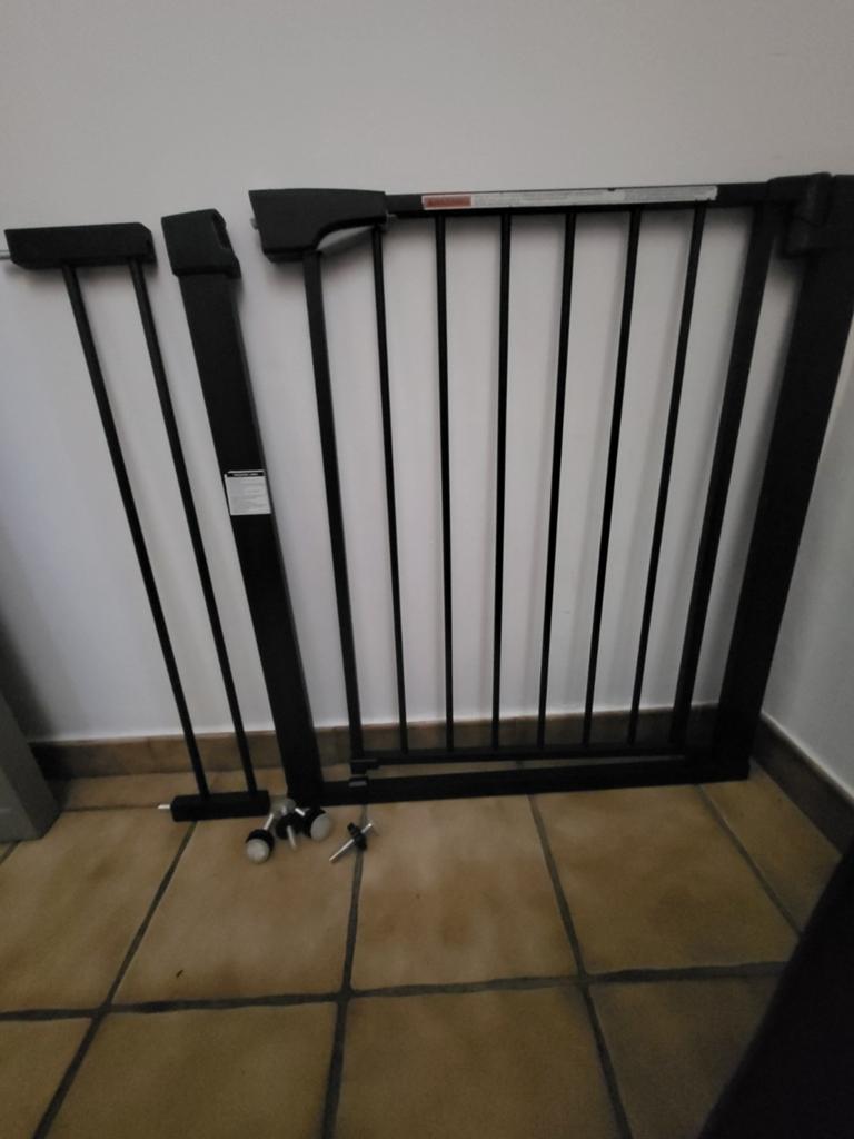 Barrière d'escalier AdSafety sans perçage, 76 à 103 cm, Enfants & Bébés, Barrière de sécurité, 100 à 115 cm, Comme neuf, Enlèvement