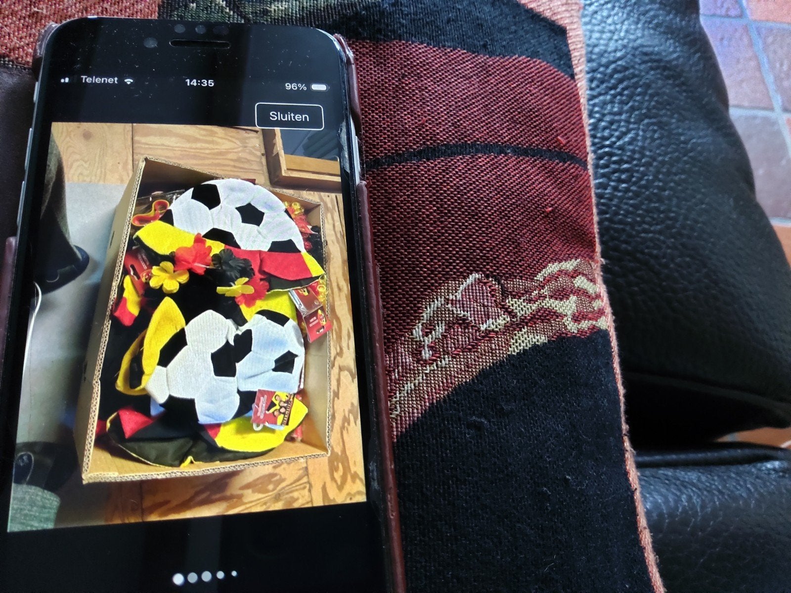 Bananedoos vol met voetbal items, Enlèvement