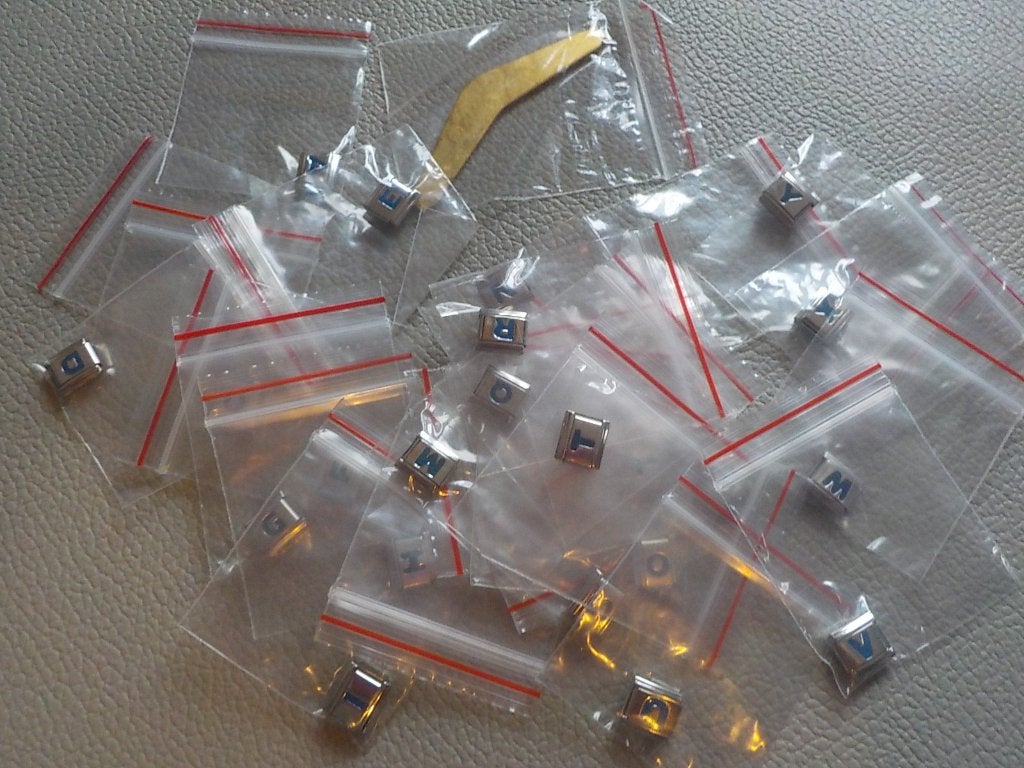 26 Italiaanse Bedels bedelarmband Uberry 9mm blauwe letters, Overige merken, Nieuw, Ophalen of Verzenden, 4 bedels of meer