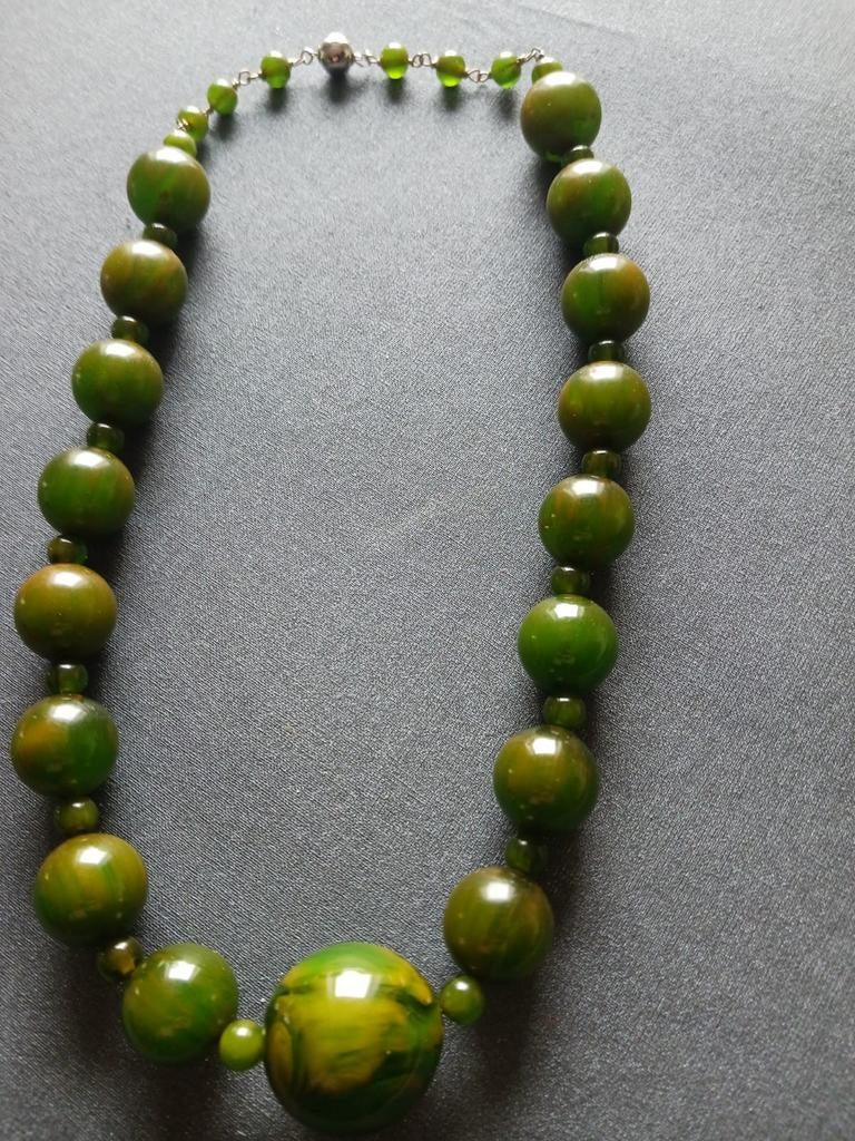 Collier en bakélite vert vintage, Bijoux, Sacs & Beauté, Colliers, Enlèvement, Vert