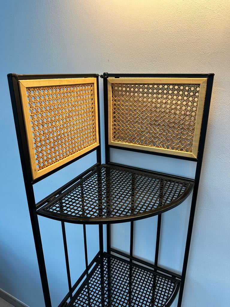 Rek met rotan detail - hoekmodel, Ophalen, Zo goed als nieuw