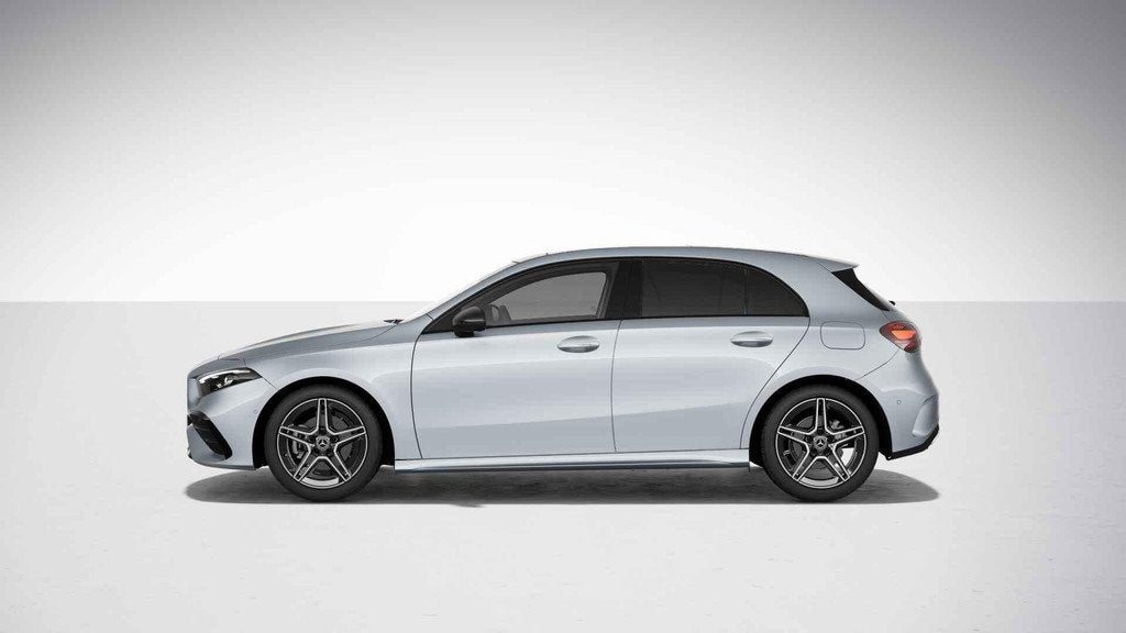 Mercedes-Benz A-klasse 180 Hatchback AMG Line | Panoramisch, Auto's, Mercedes-Benz, Gebruikt, 4 cilinders, 136 pk, 5 zetels