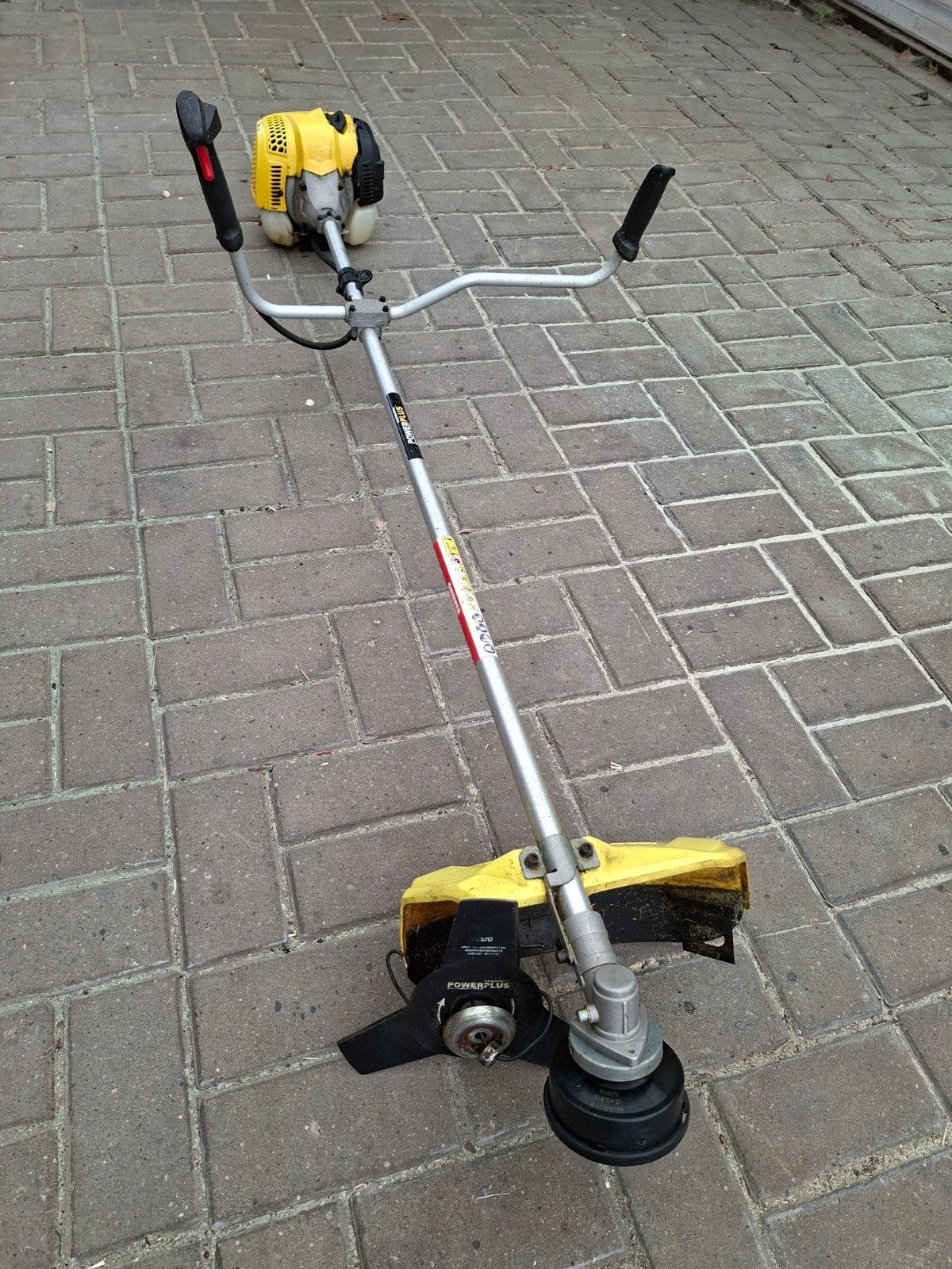 Bosmaaier met losgekomen benzinefilter, Ophalen