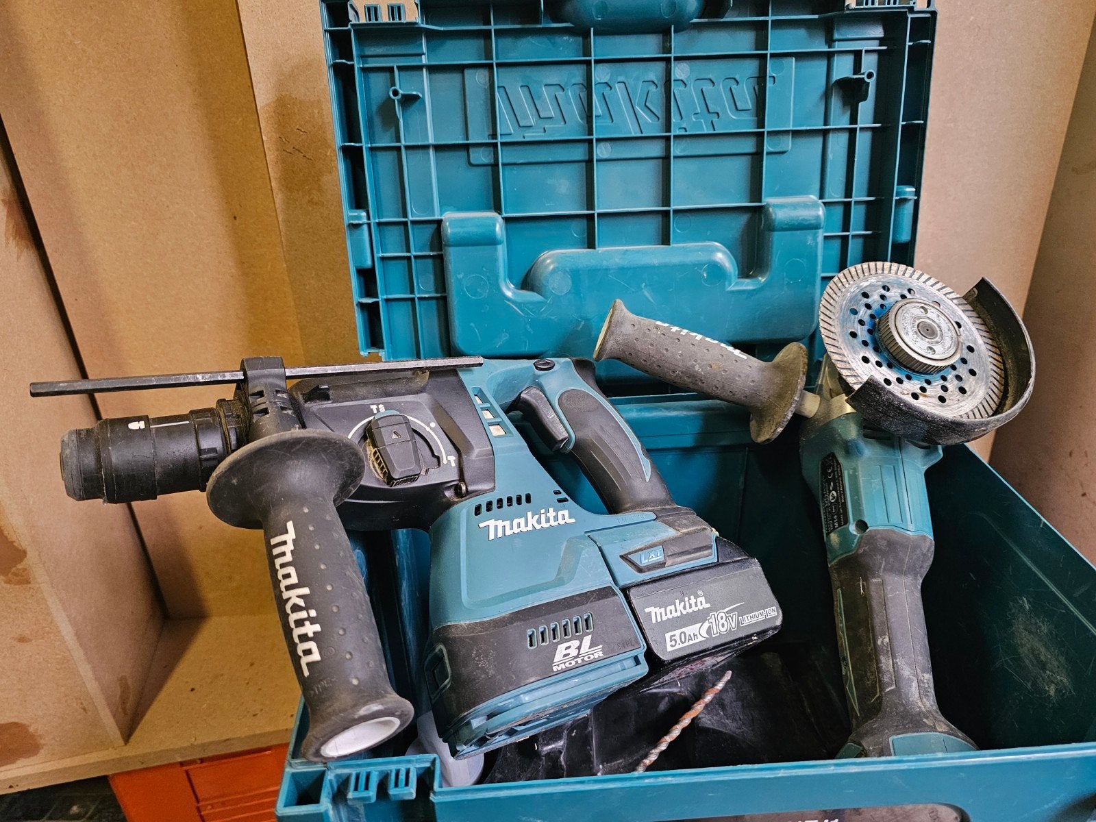 Makita 18V Set: 6 Machines, 4x 5.0Ah Accu, Lader & Mboxen, Doe-het-zelf en Bouw, Ophalen, Gebruikt, Boor- en Schroefmachine, Klopboormechanisme