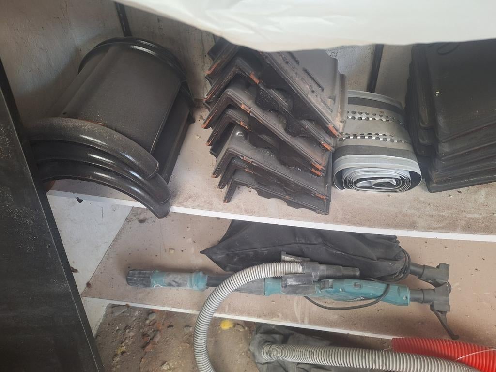 Rechtse gevelpannen en nokken koramic, Doe-het-zelf en Bouw, Dakpannen en Dakbedekking, Ophalen, Zwart