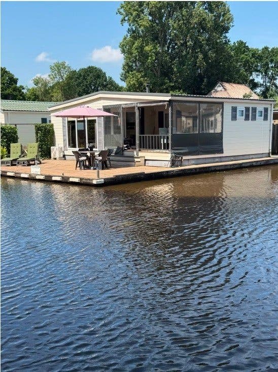Luxueus gemeubeld chalet aan het water te Overijssel te koop