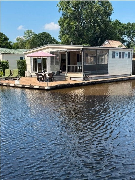 Luxueus gemeubeld chalet aan het water te Overijssel te koop, Immo, 67 m², 2 slaapkamers
