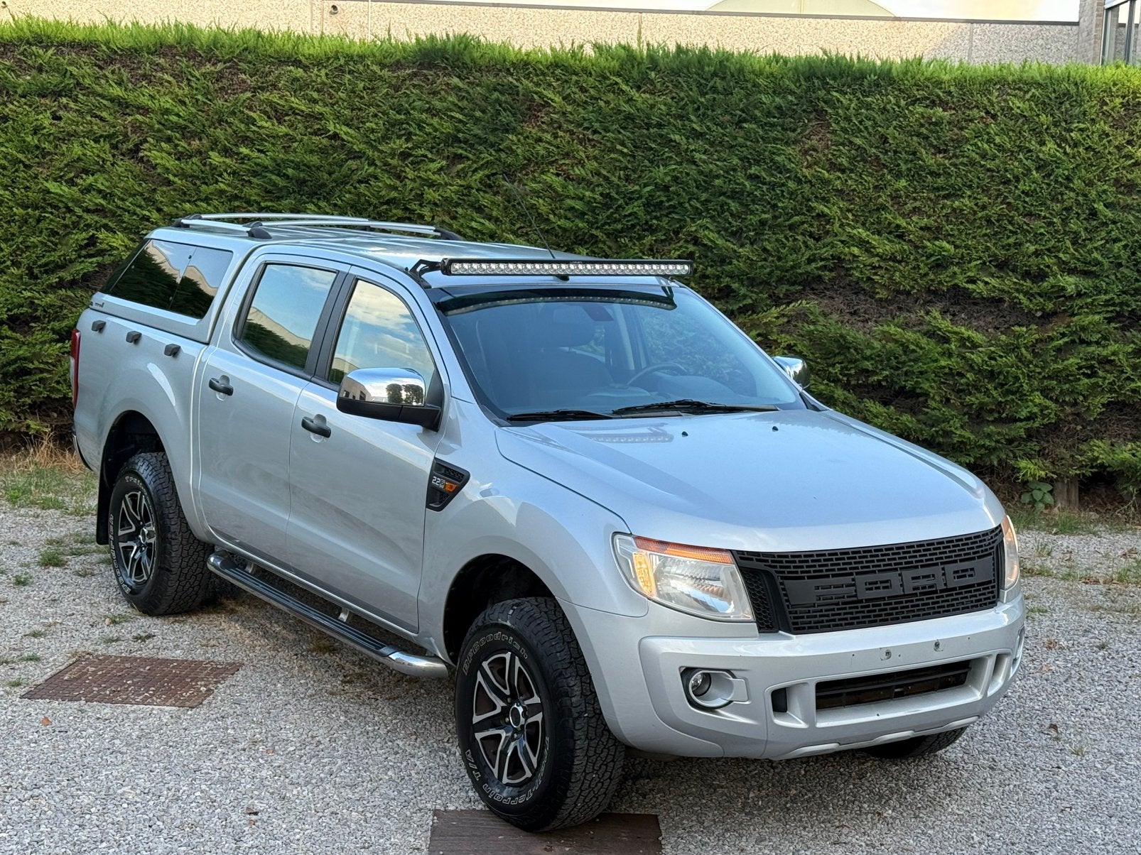 FORD RANGER 2.2TCDI LIMITED, Stof, Vierwielaandrijving, https://public.car-pass.be/vhr/4f726501-ddd3-4e2e-867b-27f53f7974a9, SUV of Terreinwagen