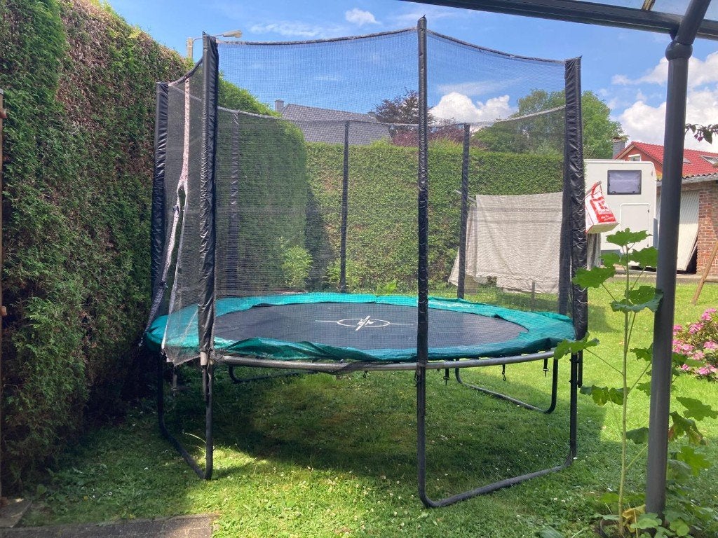 Trampoline à vendre, Enfants & Bébés, Jouets | Extérieur | Trampolines, Enlèvement, Utilisé