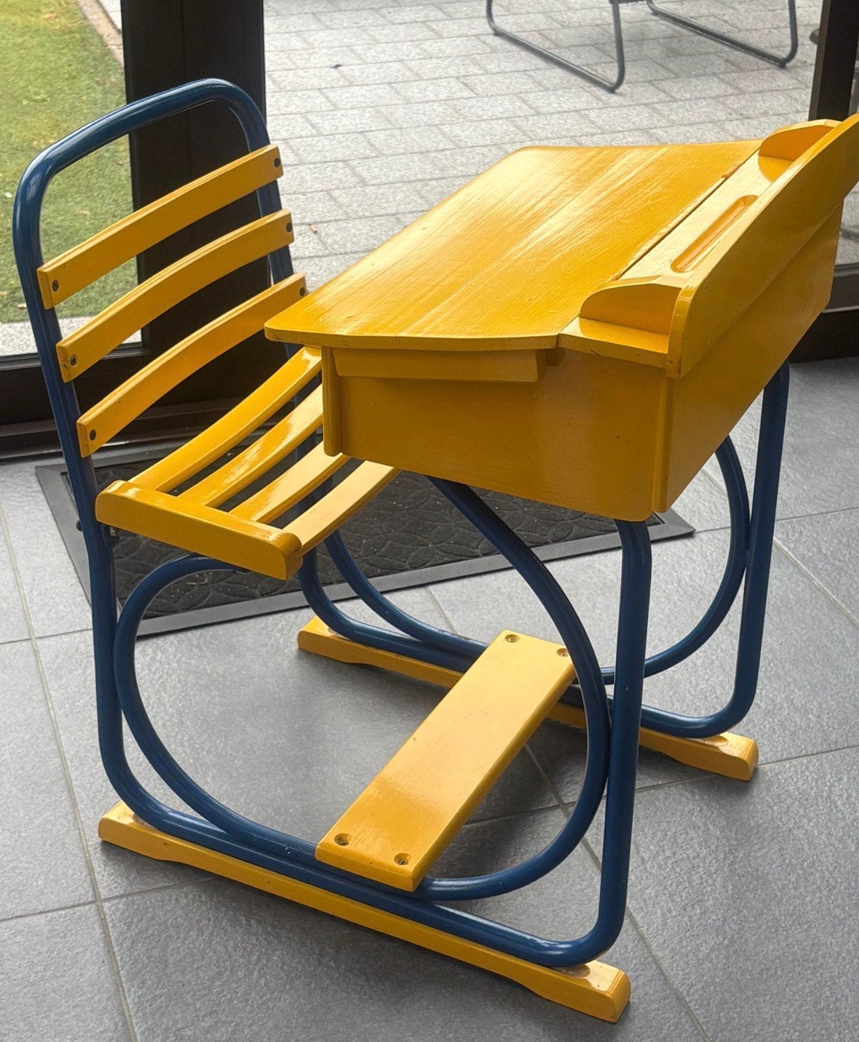 Prachtige Vintage Schoolbank – Perfect voor  6 jaar!, Vintage, Ophalen, Gebruikt, Geel