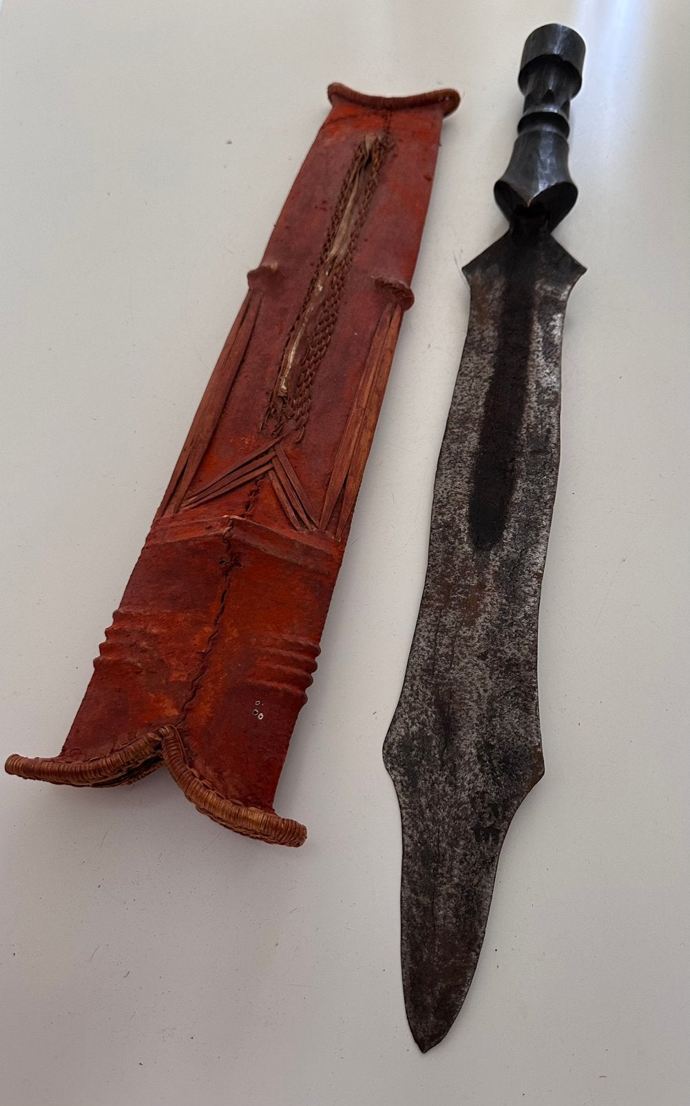 Épée Cannibales Salampasu pour le chasse aux esclaves  1900, Sculpture, Afrique, Bois, Noir