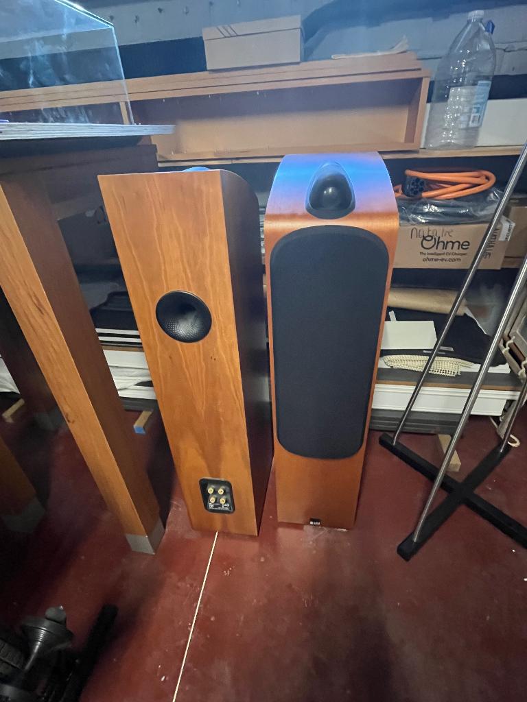 2 enceintes colonne B&W DM 704, Comme neuf, Enlèvement, Bowers & Wilkins (B&W), Haut-parleurs Frontaux, Arrière ou Stéréo