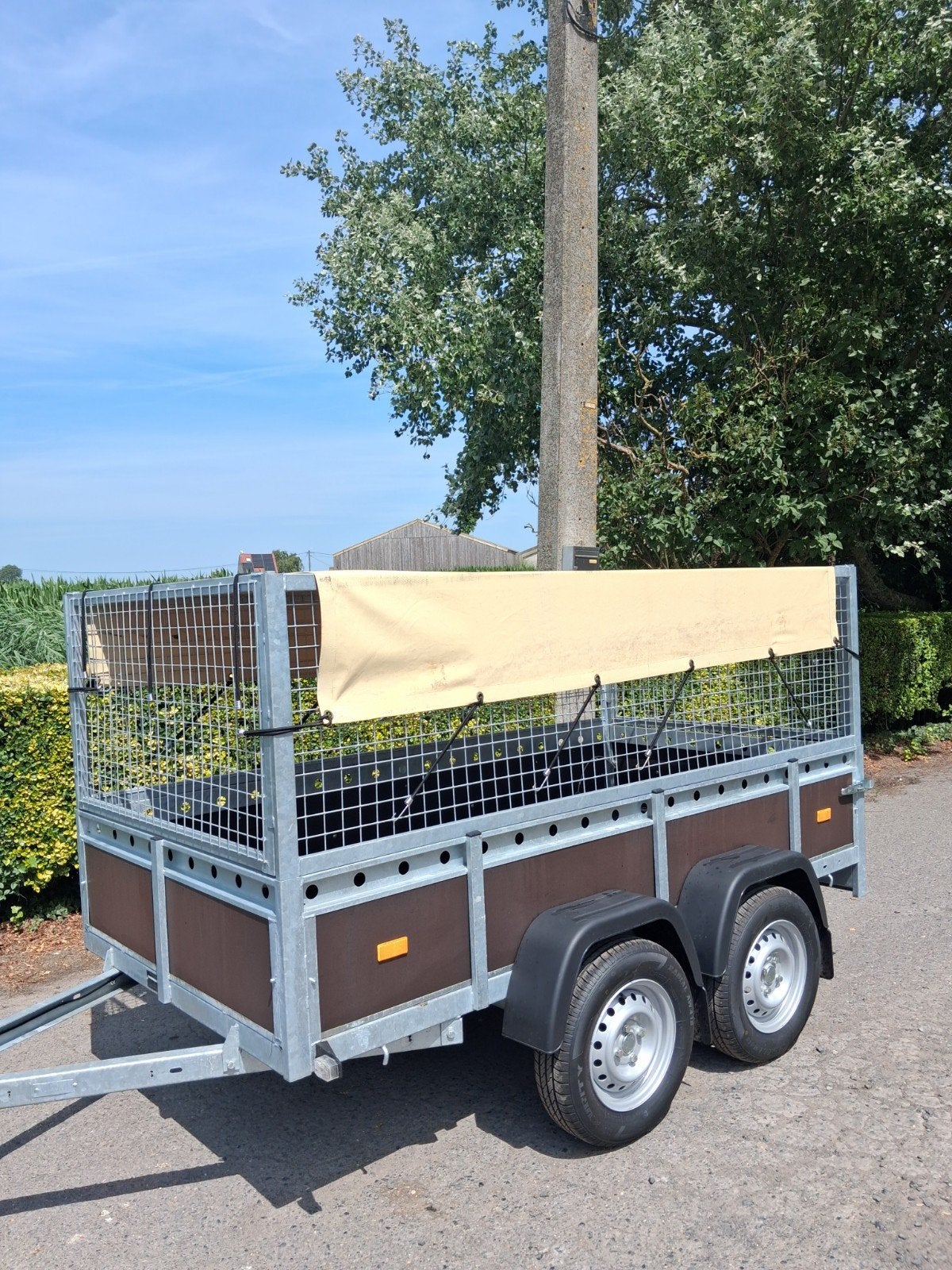 NOUVELLE remorque à double essieu de 750 kg avec filets à fe, Autos : Divers, Remorques, Enlèvement, Neuf