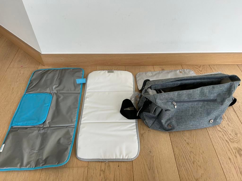 Verzorgingstas / Luiertas + 2 verschoonmatjes, Kinderen en Baby's, Luiertassen, Ophalen, Zo goed als nieuw
