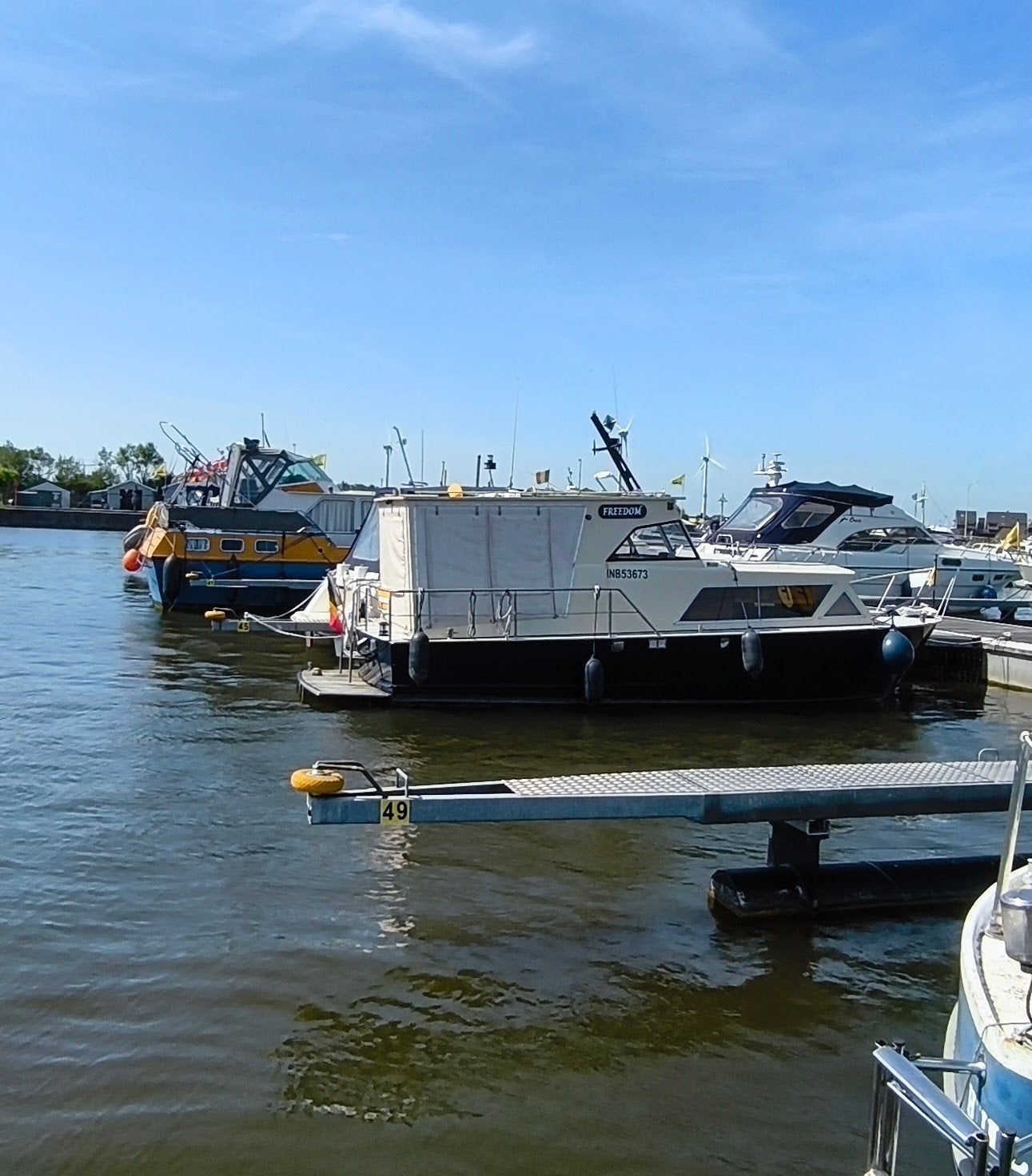 À vendre : beau bateau à moteur bien entretenu, prêt à parti