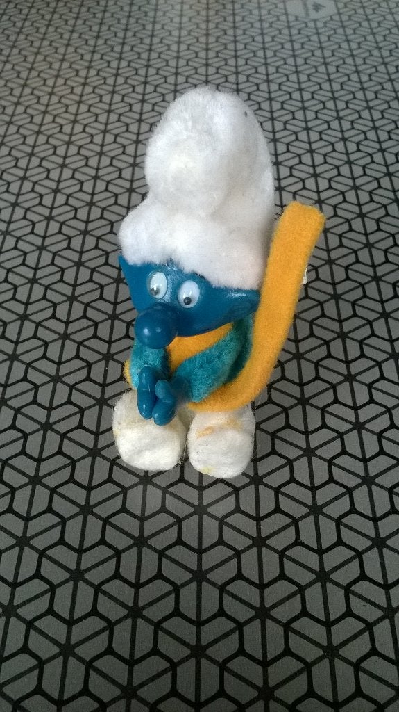 Pluchen knijpsmurf met gele sjaal, Verzamelen, Smurfen, Ophalen of Verzenden, Gebruikt, Overige Smurfen, Poppetje, Figuurtje of Knuffel