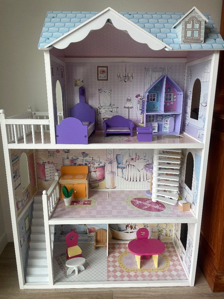 Groot houten poppenhuis met meubeltjes – 134 cm hoog, Ophalen, Zo goed als nieuw, Poppenhuis