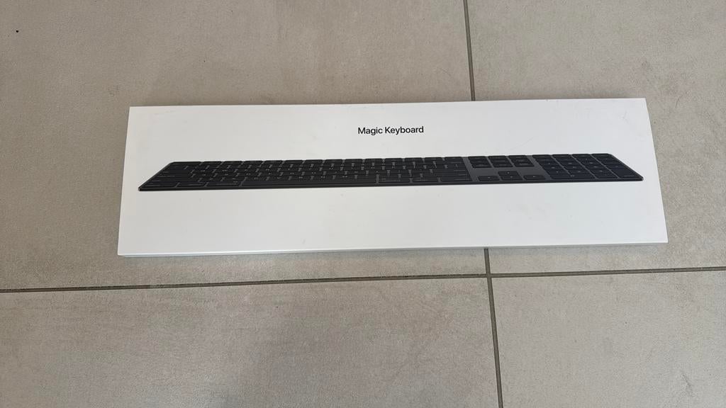 Gloed nieuwe Apple qwerty Magic Keyboard, Computers en Software, Nieuw, Ophalen of Verzenden, Draadloos, Qwerty