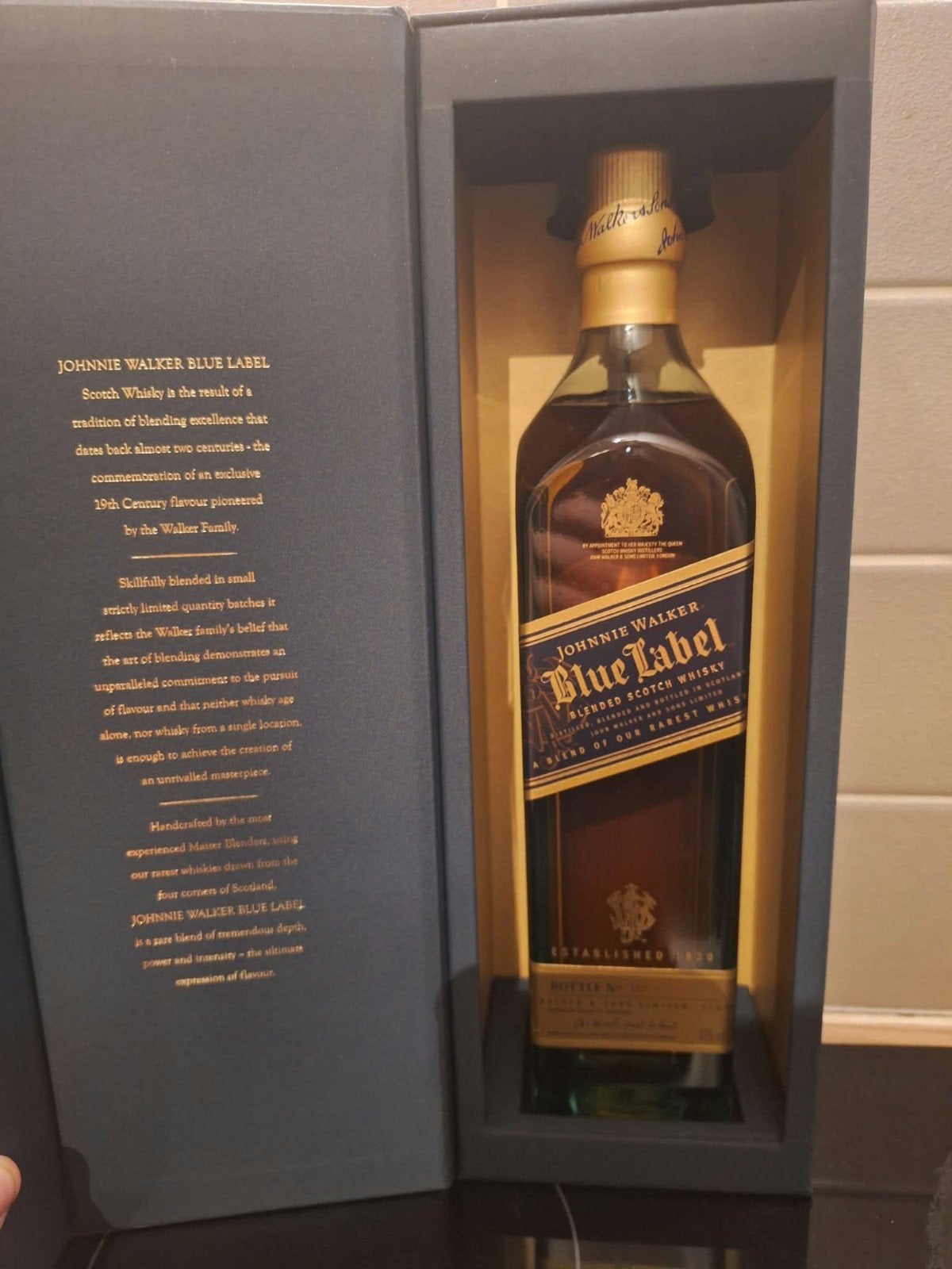 Johnnie Walker Blue Label, Enlèvement