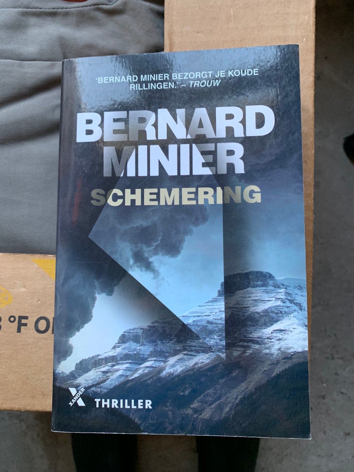 Bernard Minier - Schemering, Ophalen of Verzenden, Bernard Minier