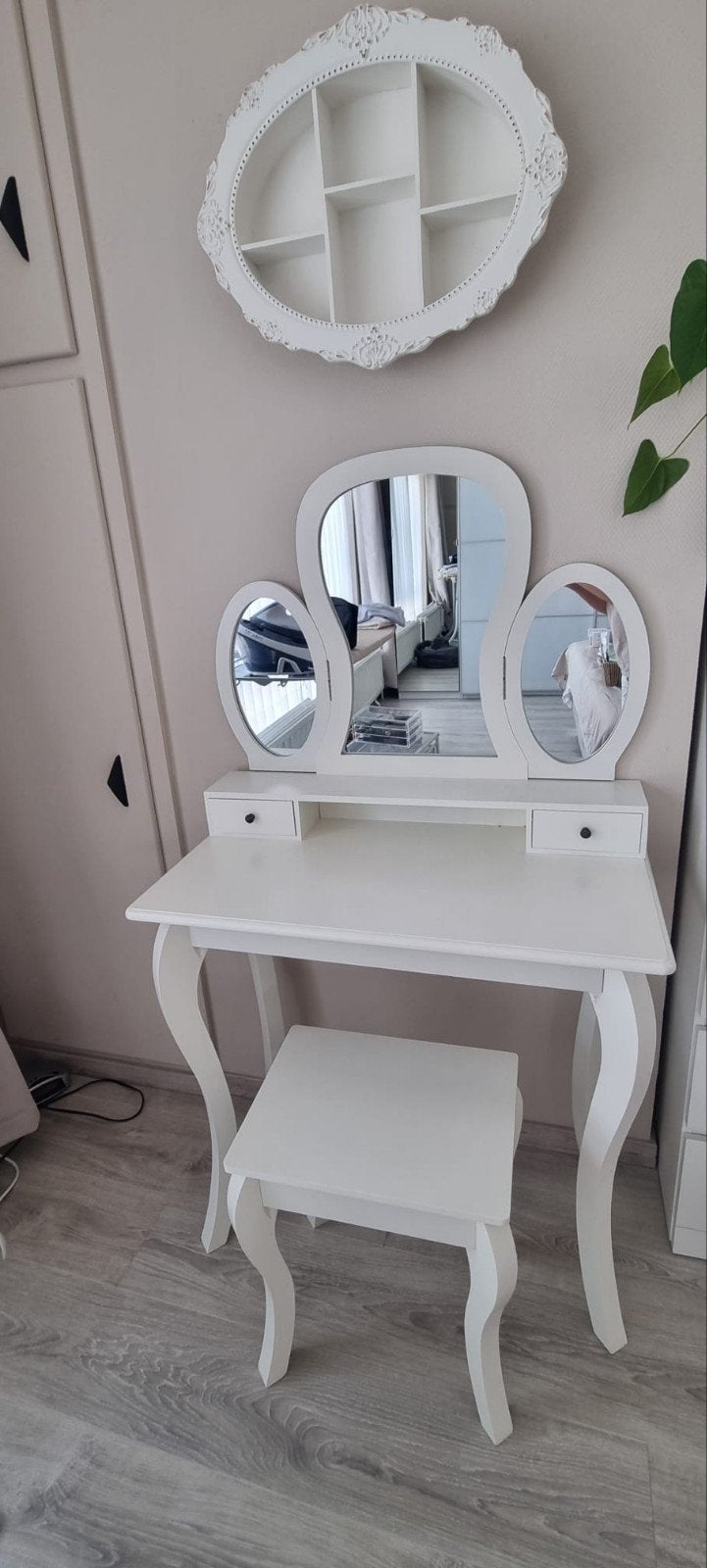 Table de maquillage, Enlèvement