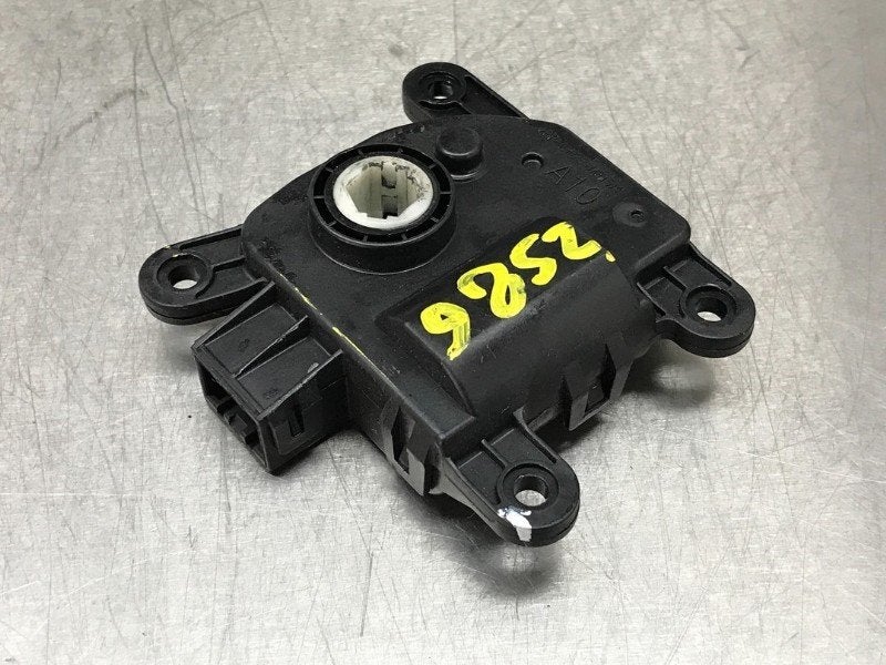 ACTIONNEUR MOTEUR VOLET CHAUFFAGE Hyundai i40 CW (VFC), Dhr. M. Roggen, Stadsweg 37 37
9917 PV  WIRDUM GR., NL, Hyundai, Utilisé