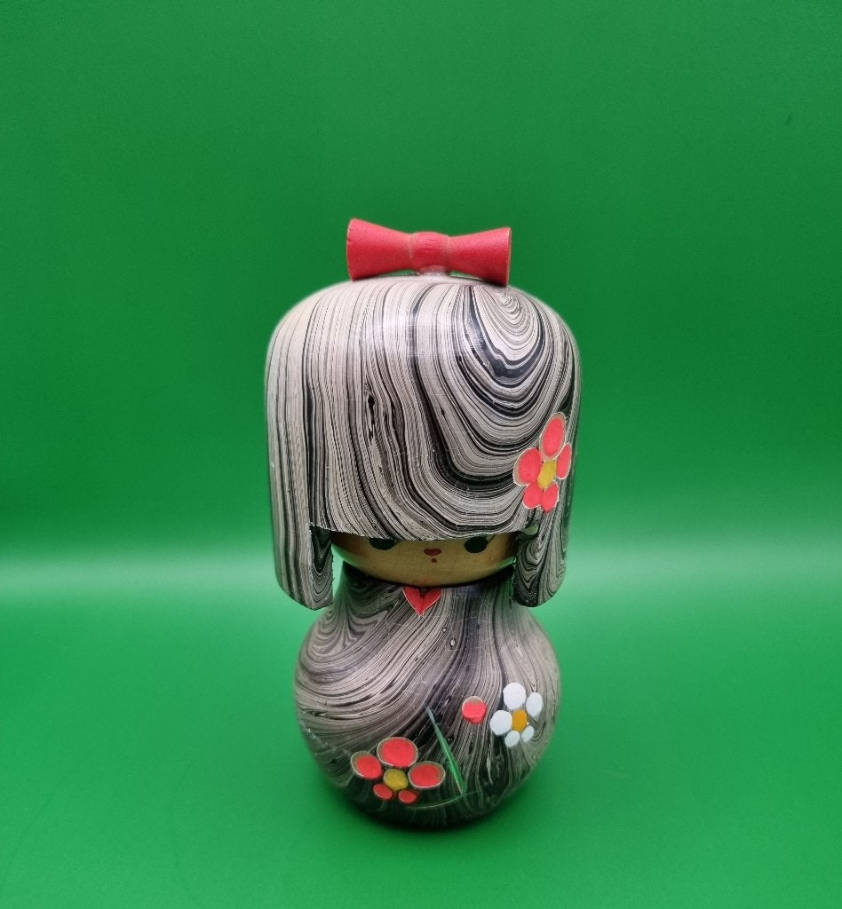 Magnifique Chan Kokeshi en marbre de Kenji Koyano, 11 cm, Enlèvement ou Envoi, Japon, Bois