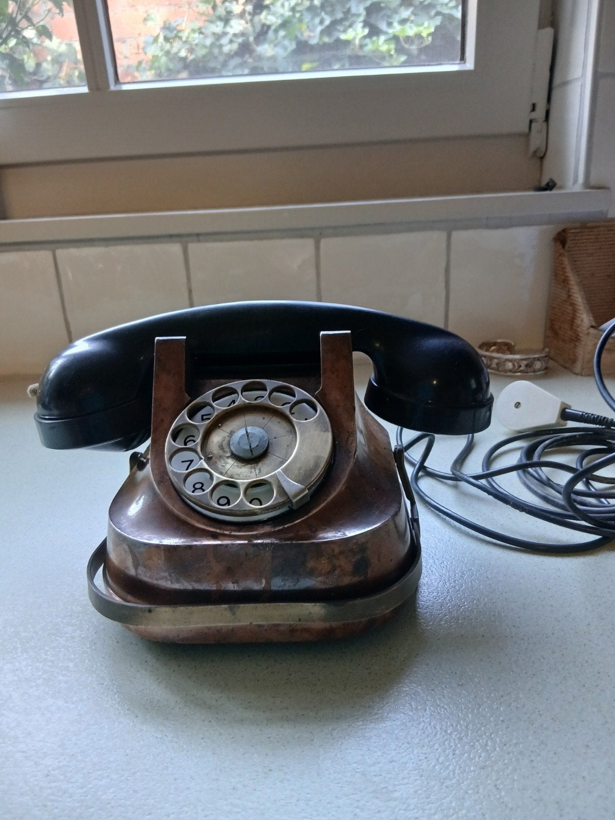 Koperen telefoon, Ophalen