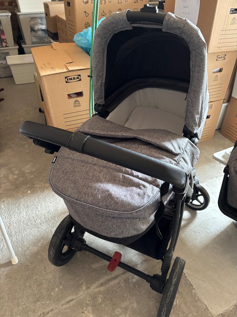 Thule sleek kinderwagen grijs, Zo goed als nieuw, Verstelbare duwstang, Ophalen, Kinderwagen