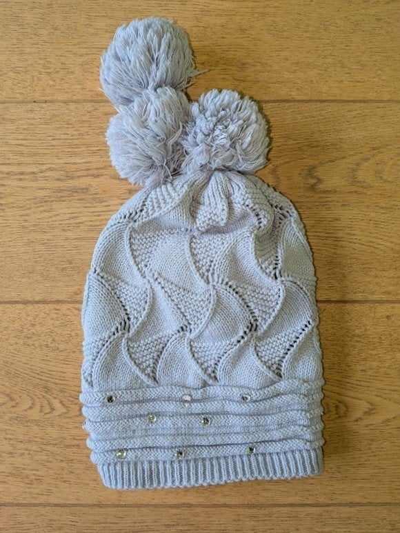 bonnet gris à trois pompons fille (7-10 ans), Enfants & Bébés, Vêtements enfant | Bonnets, Écharpes & Gants, Enlèvement, Utilisé